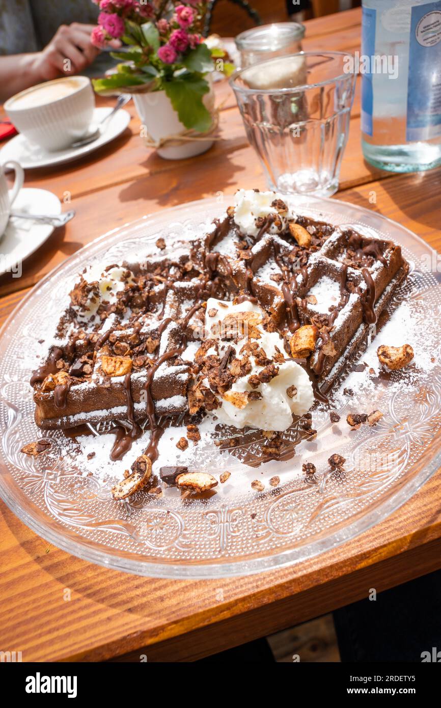 Délicieuses gaufres au chocolat, Cafehaeusle, Calw, Forêt Noire, Allemagne Banque D'Images