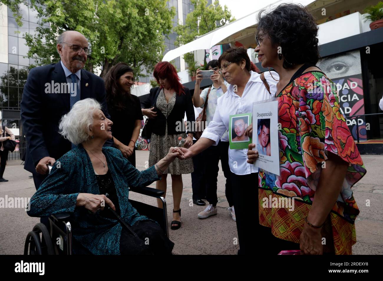 Non exclusive : 20 juillet 2023, Mexico, Mexique : Estela de Carlotto, fondatrice et présidente des "grands-mères de May Plaza" avec l'amb argentin Banque D'Images