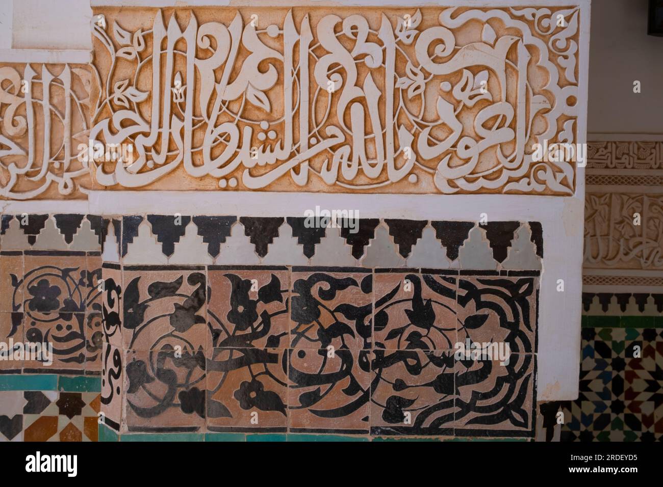 Maroc : versets coraniques décoratifs (haut), Madrasa Ben Youssef (Medersa Ben Youssef), Médina de Marrakech, Marrakech. Le sultan de la dynastie saadienne, Abdallah al-Ghalib Billah (1517 - 1574), a construit la madrasa en 1565 (972 AH). C'était autrefois le plus grand collège islamique du Maghreb (Afrique du Nord-Ouest). Banque D'Images