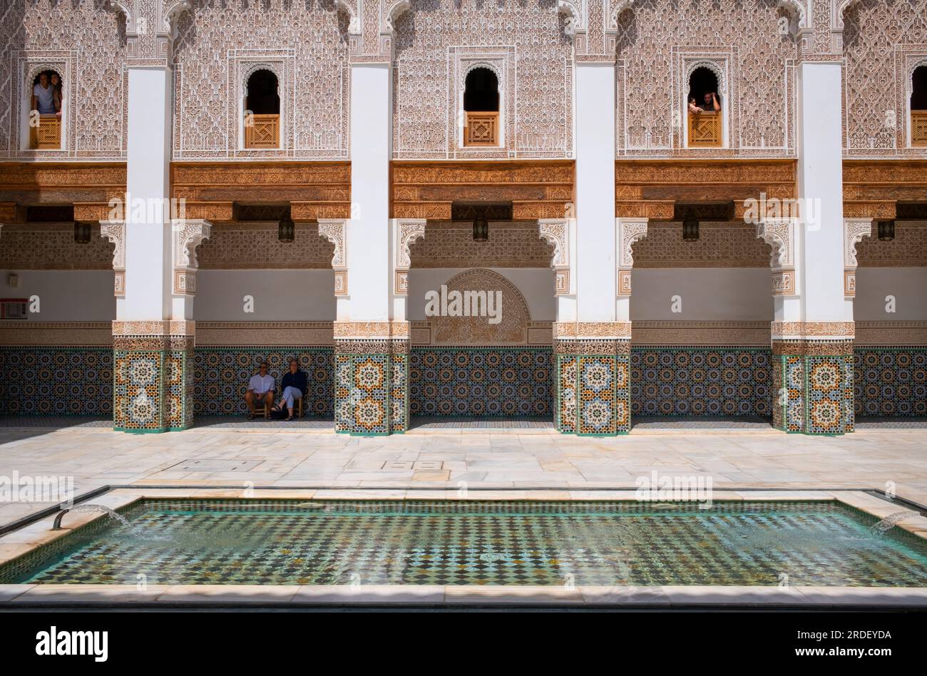 Maroc : cour principale et galerie avec sa piscine réfléchissante, Madrasa Ben Youssef (Medersa Ben Youssef), Médina de Marrakech, Marrakech. Le sultan de la dynastie saadienne, Abdallah al-Ghalib Billah (1517 - 1574), a construit la madrasa en 1565 (972 AH). C'était autrefois le plus grand collège islamique du Maghreb (Afrique du Nord-Ouest). Banque D'Images