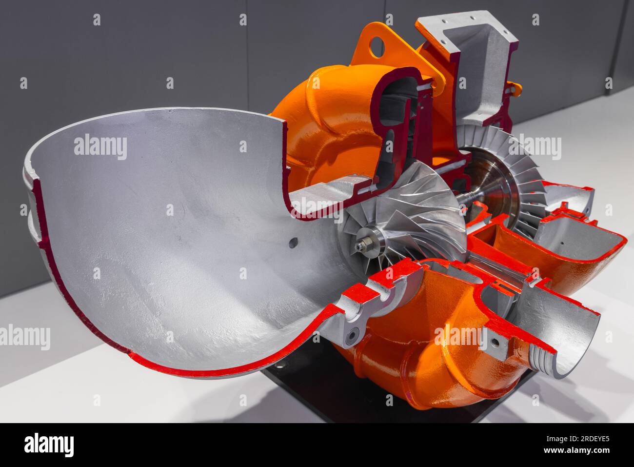 Dispositif de turbocompresseur à vue en coupe, photo rapprochée avec mise au point sélective Banque D'Images