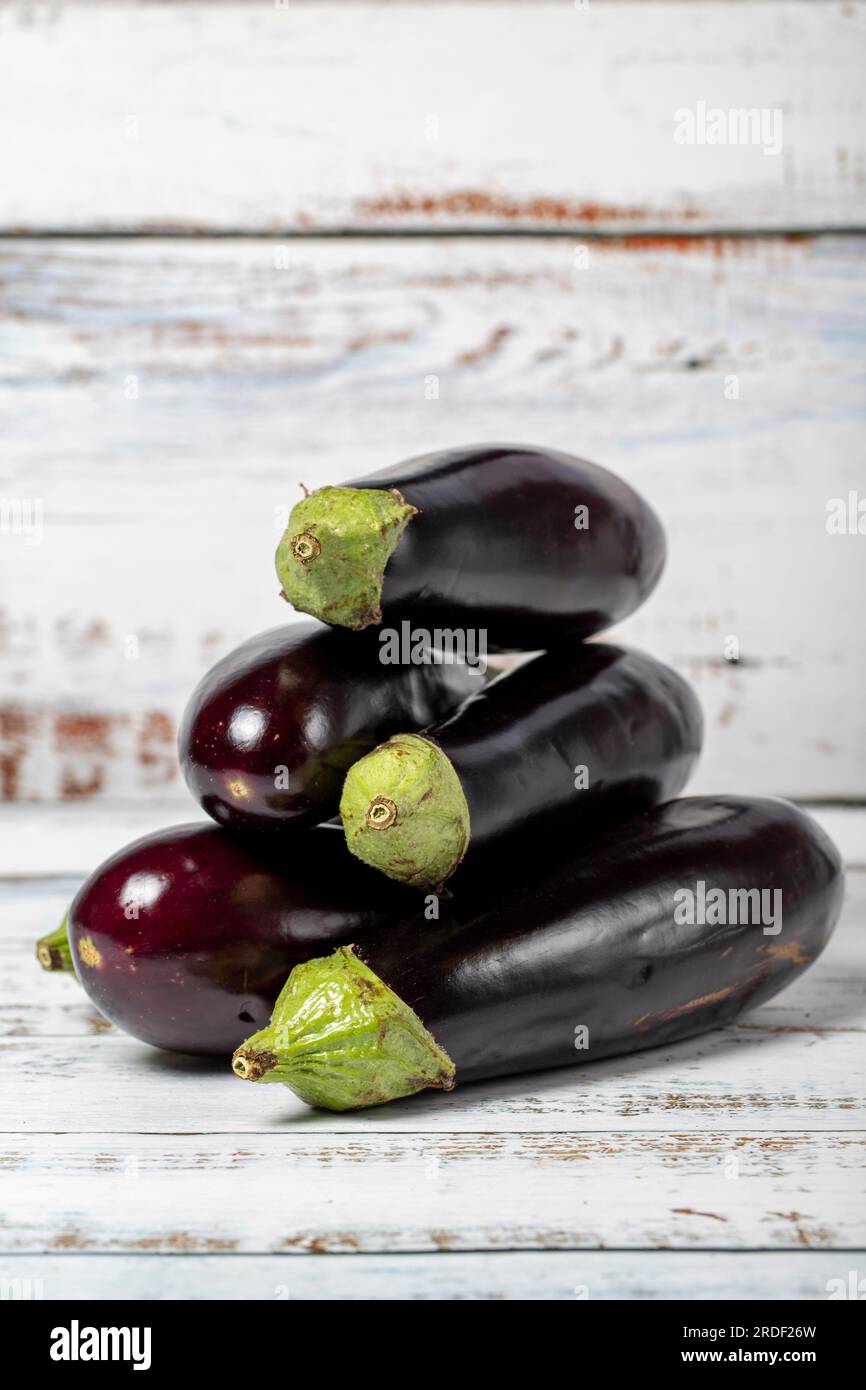 Aubergine sur un fond de bois blanc. Concept de saison de récolte d' aubergines crues fraîches. Légumes pour une alimentation saine Photo Stock  - Alamy