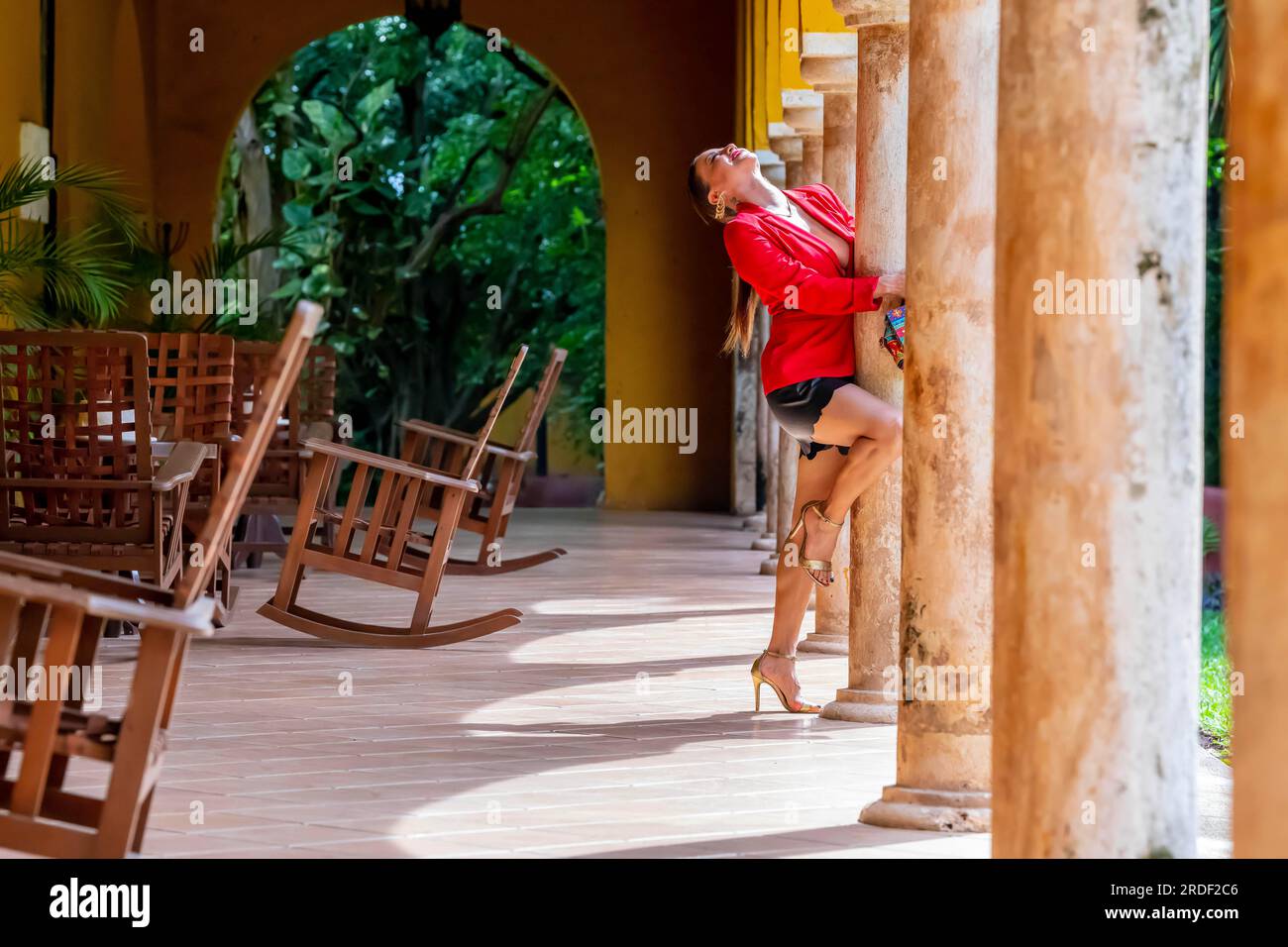 Un magnifique modèle latin profite d'une journée dans un spa local au Mexique Banque D'Images