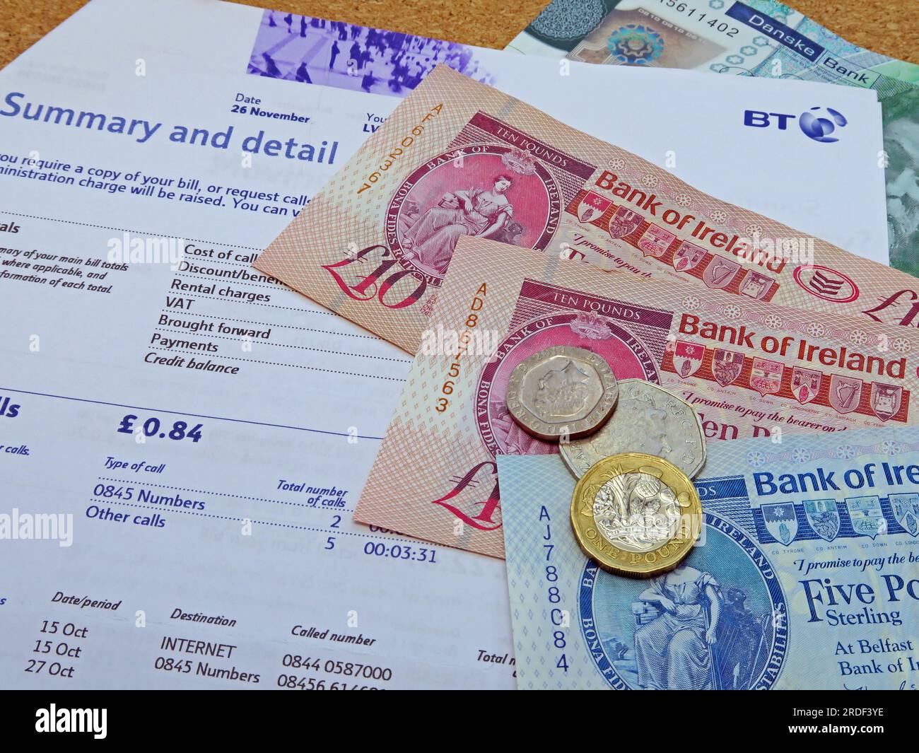 La facture des ménages coûte le téléphone, Internet, BT en Irlande du Nord, les billets en livres sterling, les pièces de monnaie, la pauvreté accrue causée par l'inflation Banque D'Images