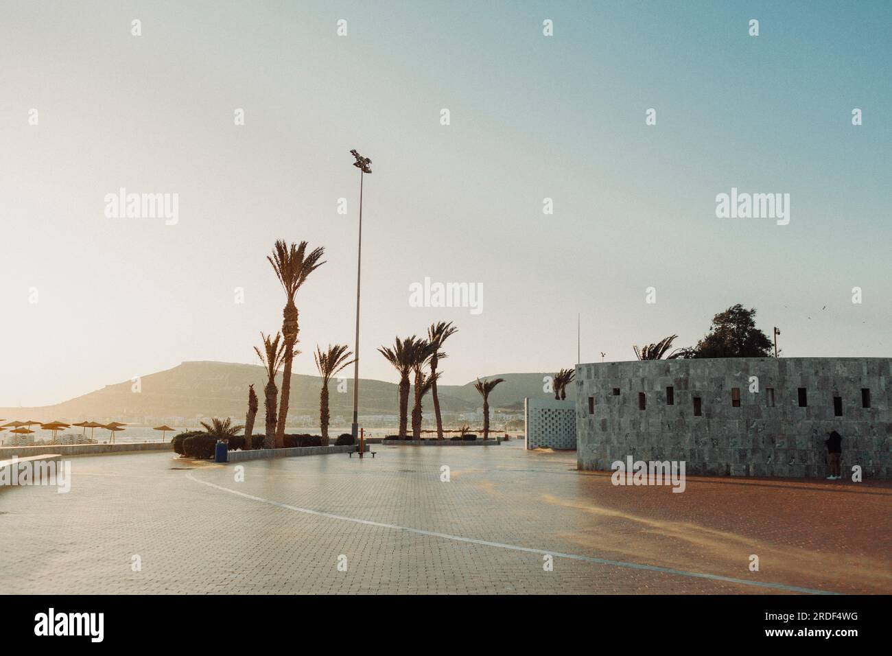 Une promenade le long de la plage à Agadir, Maroc. Banque D'Images