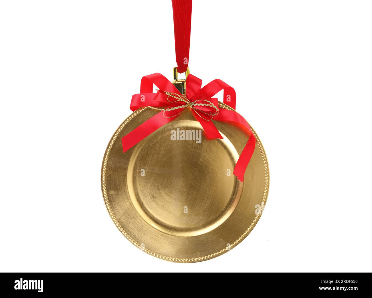 Modèle de carte de voeux de Noël. Plaque d'or vide et ruban rouge isolé sur blanc Banque D'Images