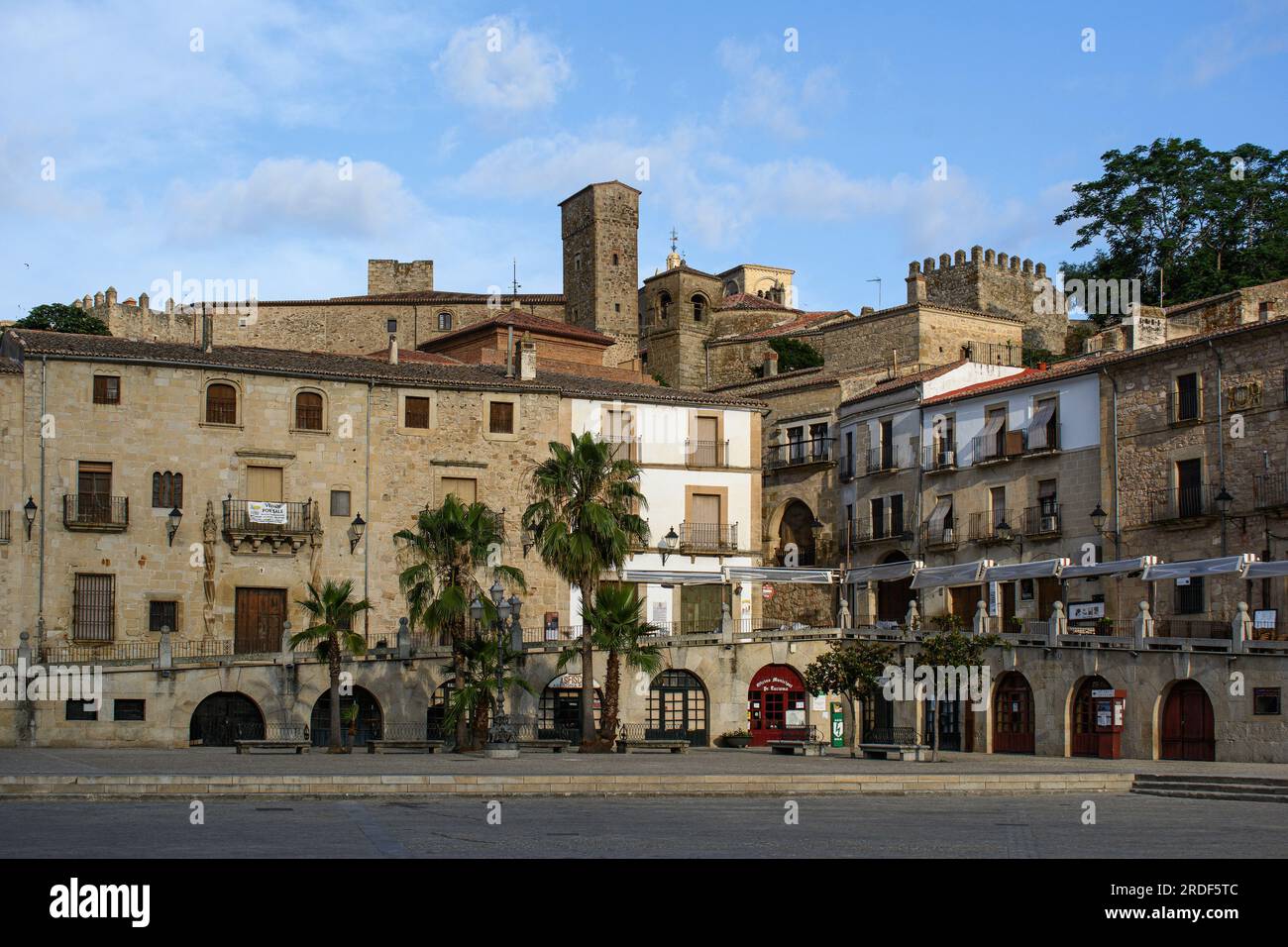 Trujillo, Cáceres, Espagne. Vue sur le Renaissance Plaza Mayor en regardant vers le coin ouest. Banque D'Images