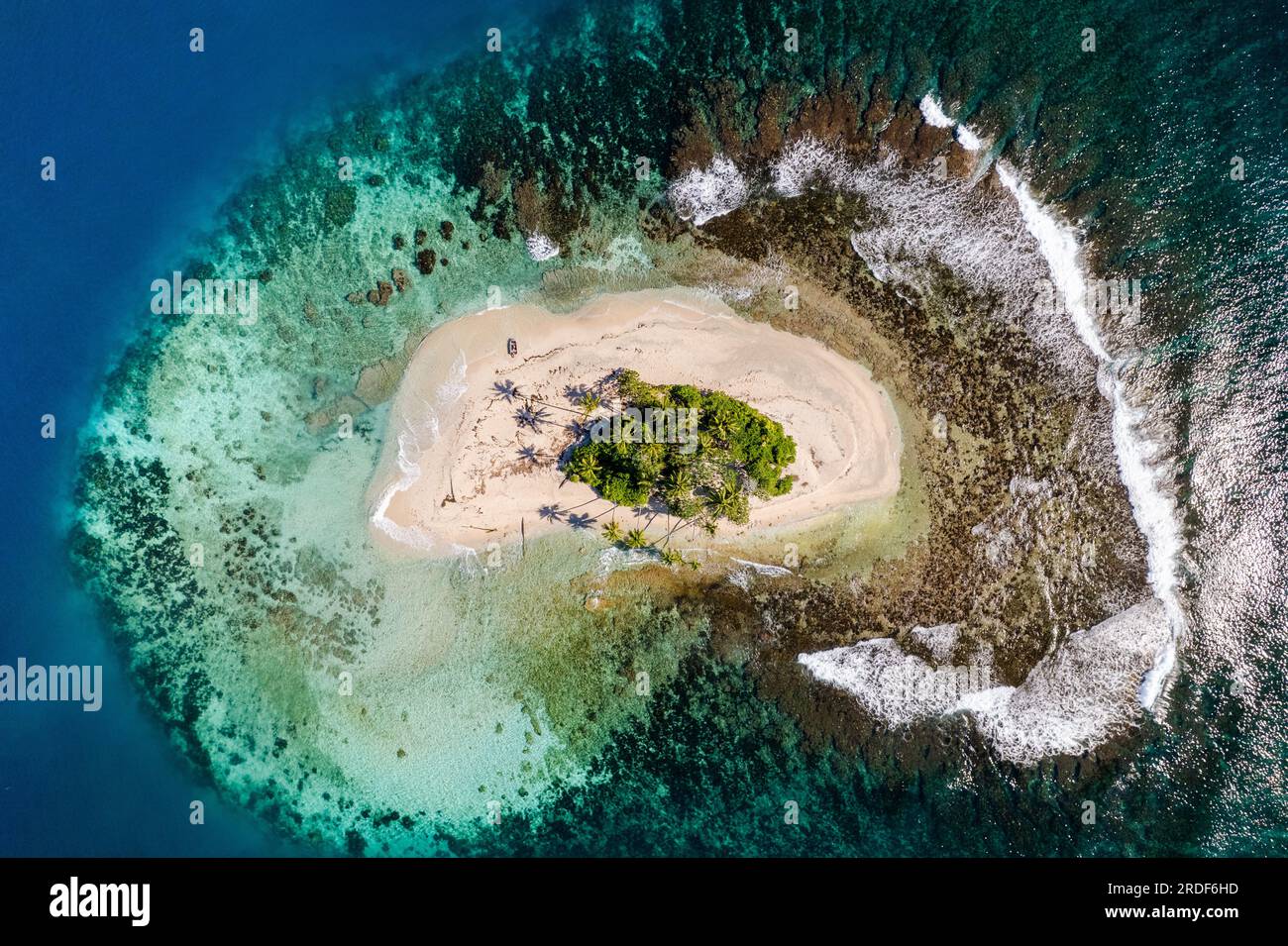 Vue aérienne d'une île isolée en polynésie française éloignée Banque D'Images