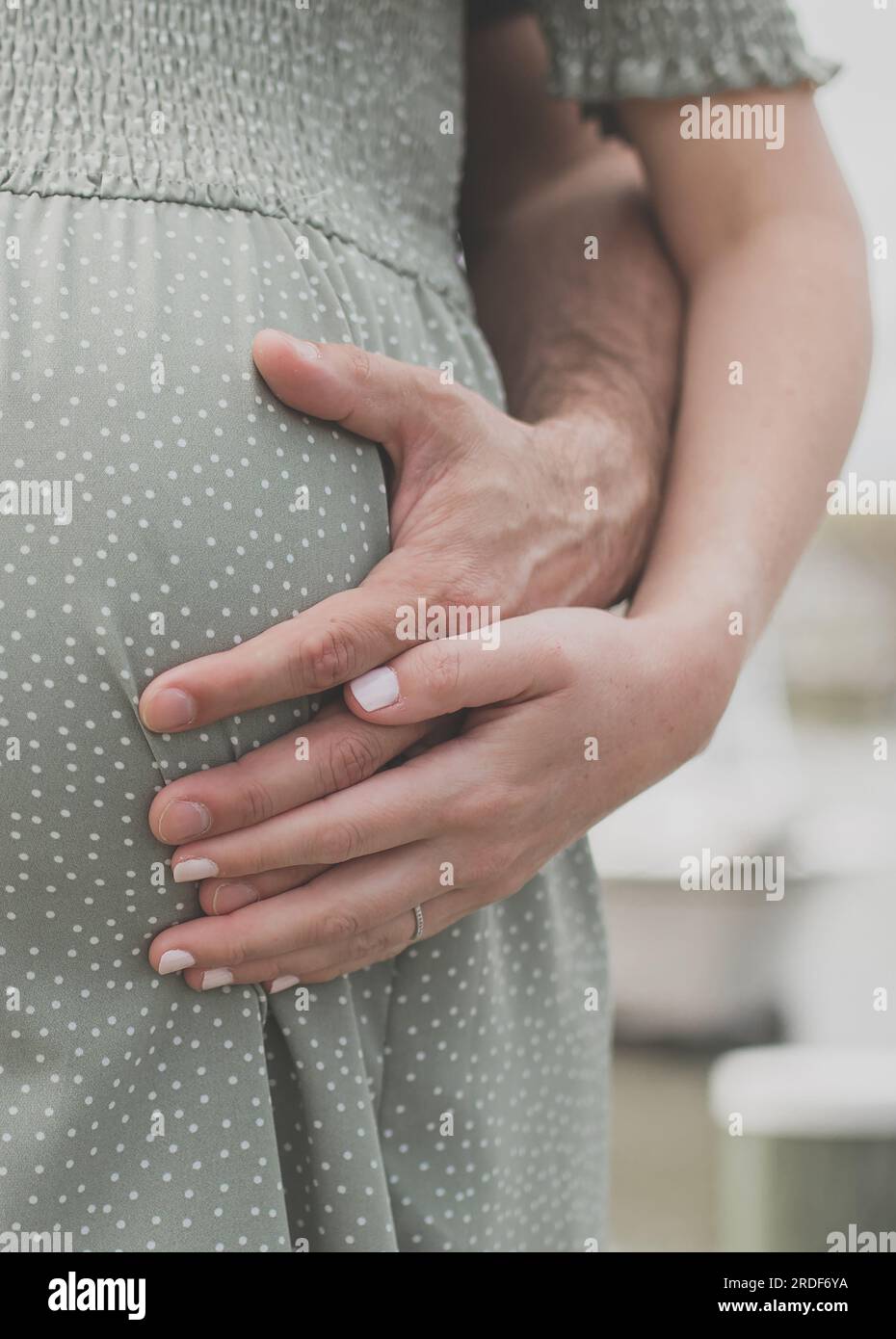 Gros plan des mains sur le ventre enceinte Banque D'Images