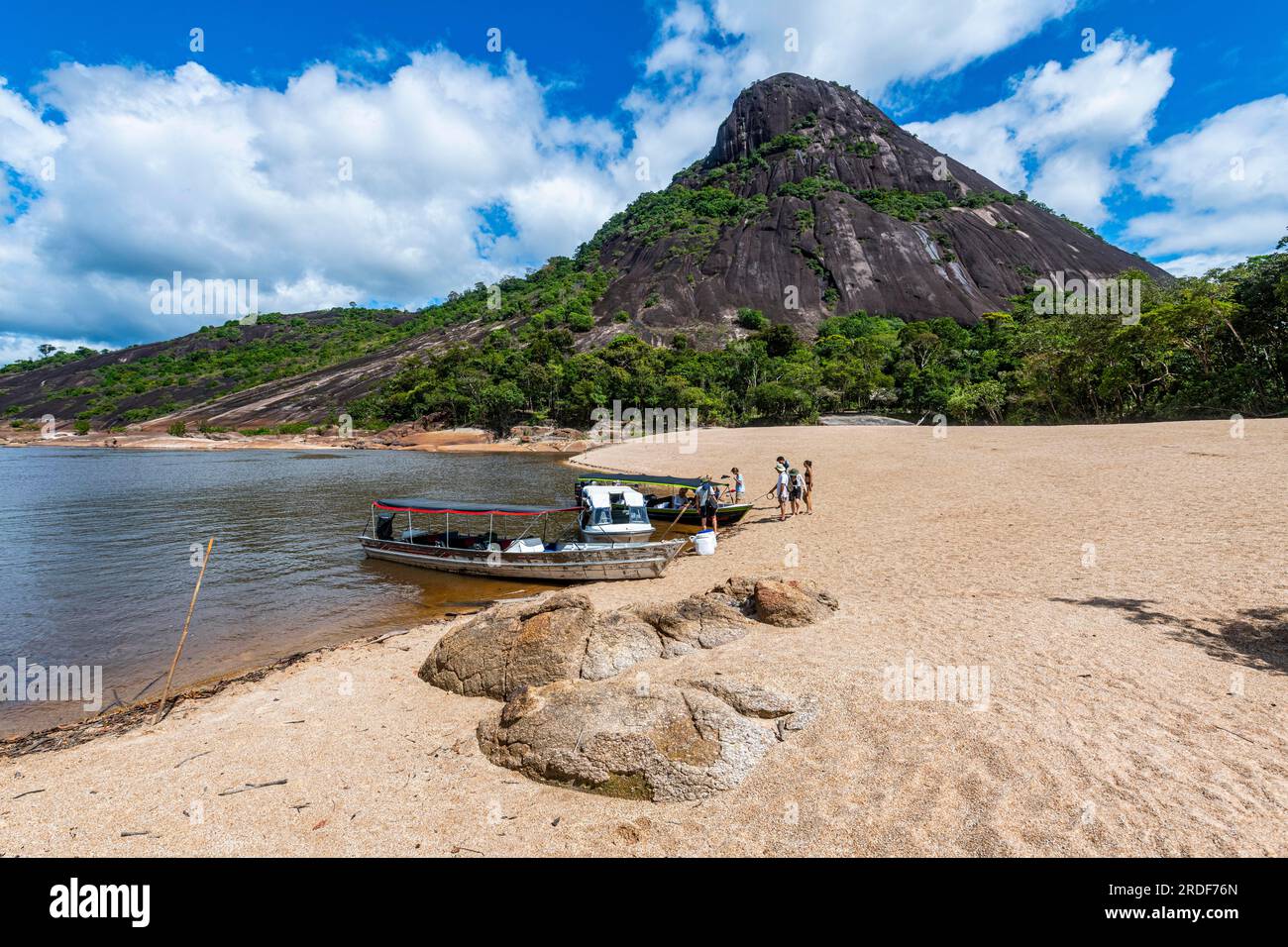 Immenses collines de granit, Cerros de Mavecure, est de la Colombie Banque D'Images