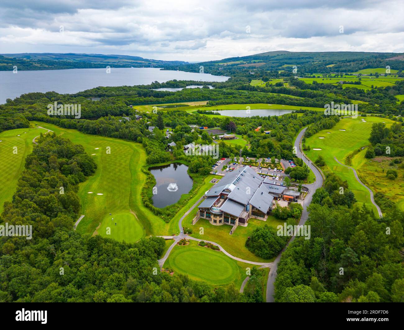 Vue aérienne du parcours de golf Carrick et du clubhouse à Cameron House, Loch Lomond, Argyll et Bute, Écosse, Royaume-Uni Banque D'Images