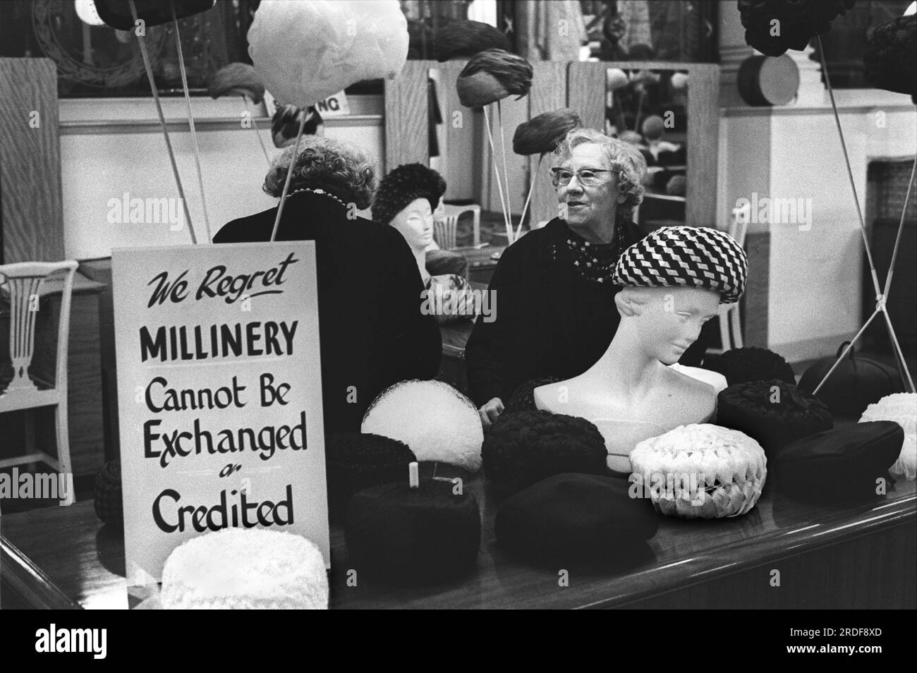 Grand magasin 1960s Royaume-Uni. Derry et Toms le grand magasin de Kensington High Street. Chapellerie, le département chapeau. Londres, Angleterre vers 1968. ANNÉES 1960 ROYAUME-UNI HOMER SYKES Banque D'Images