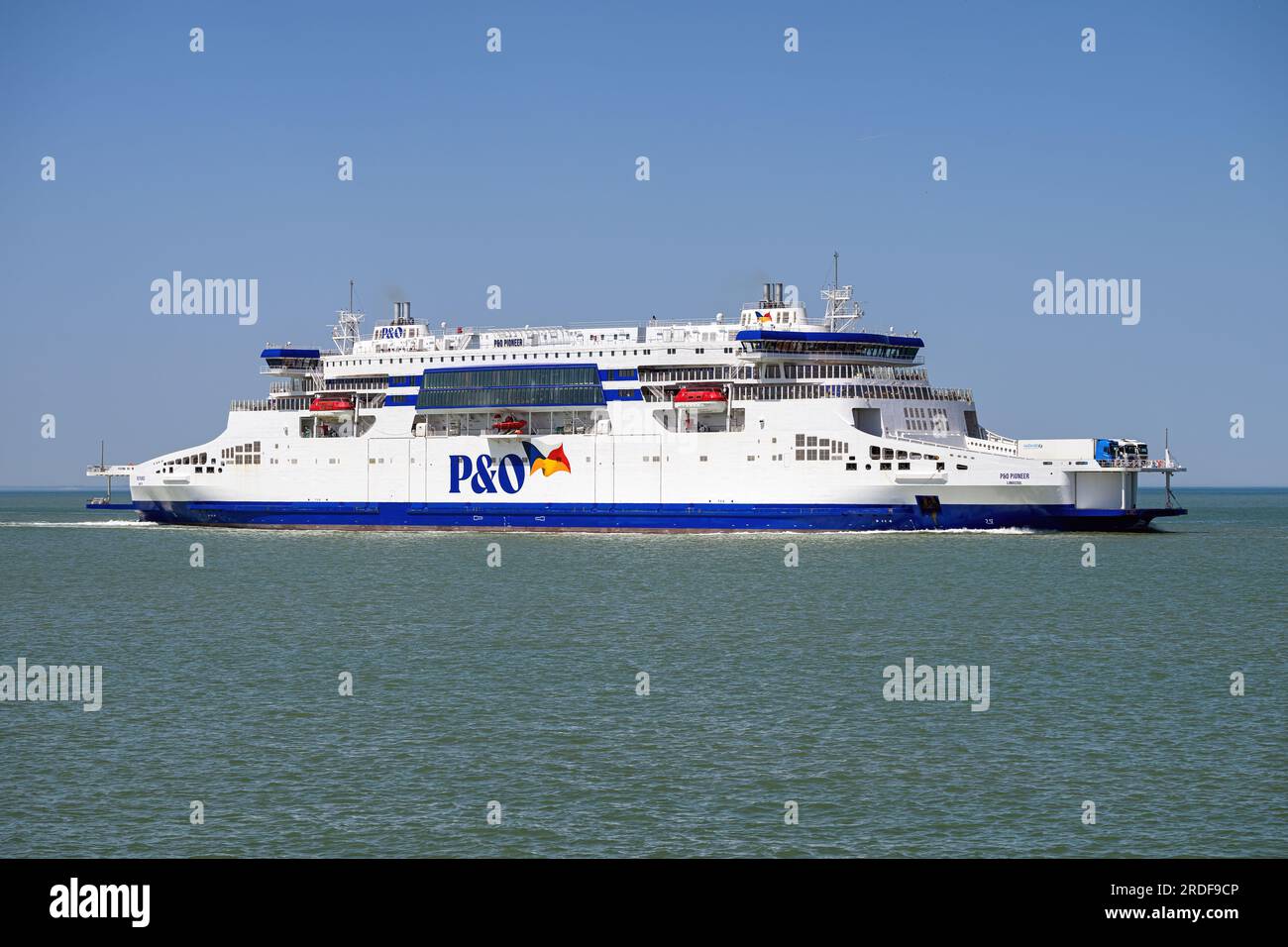 P&O Pioneer est un ferry transmanche à double extrémité exploité par P&O Ferries entre Douvres et Calais. Banque D'Images
