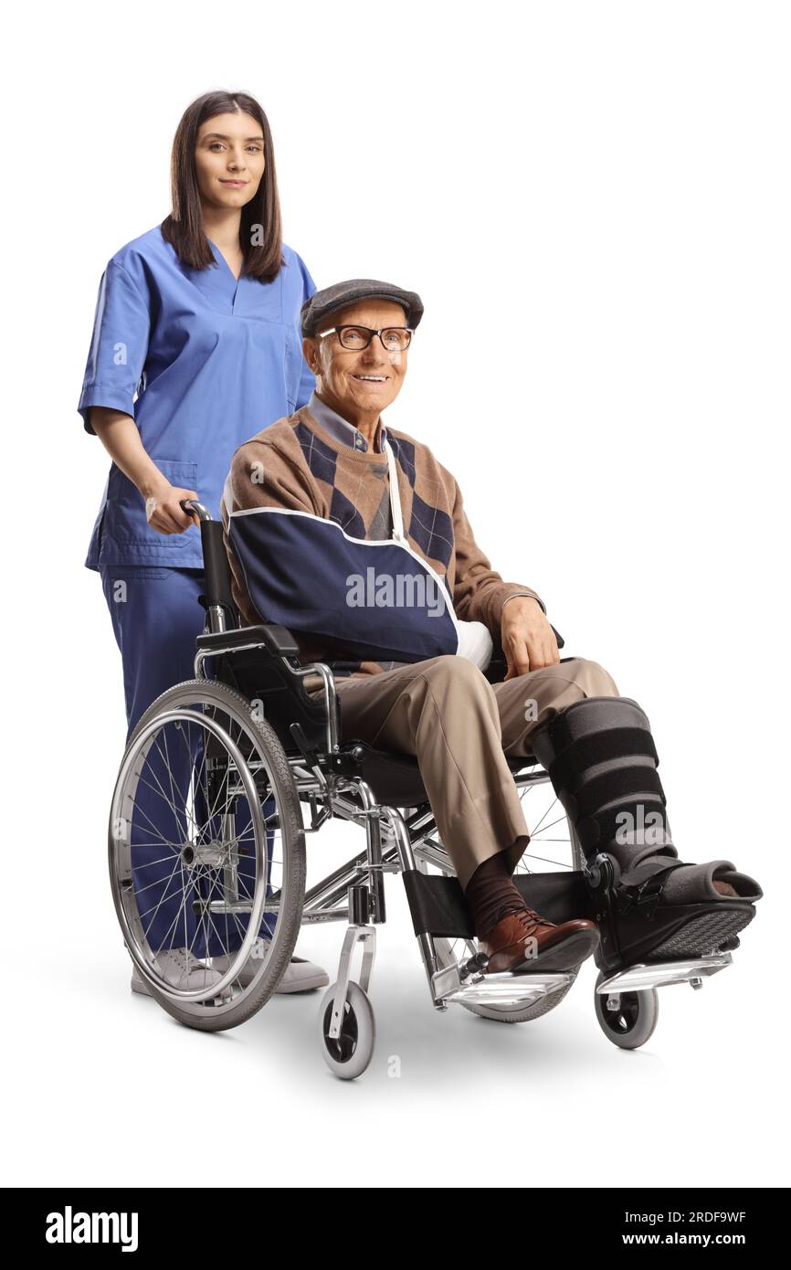 Infirmière et un patient mature blessé avec une attelle de jambe dans un fauteuil roulant isolé sur fond blanc Banque D'Images