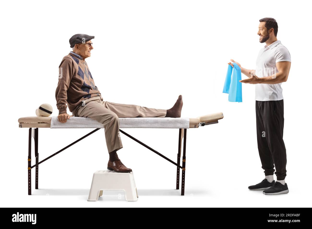 Physiothérapeute avec une bande étirable parlant à un patient adulte masculin isolé sur fond blanc Banque D'Images