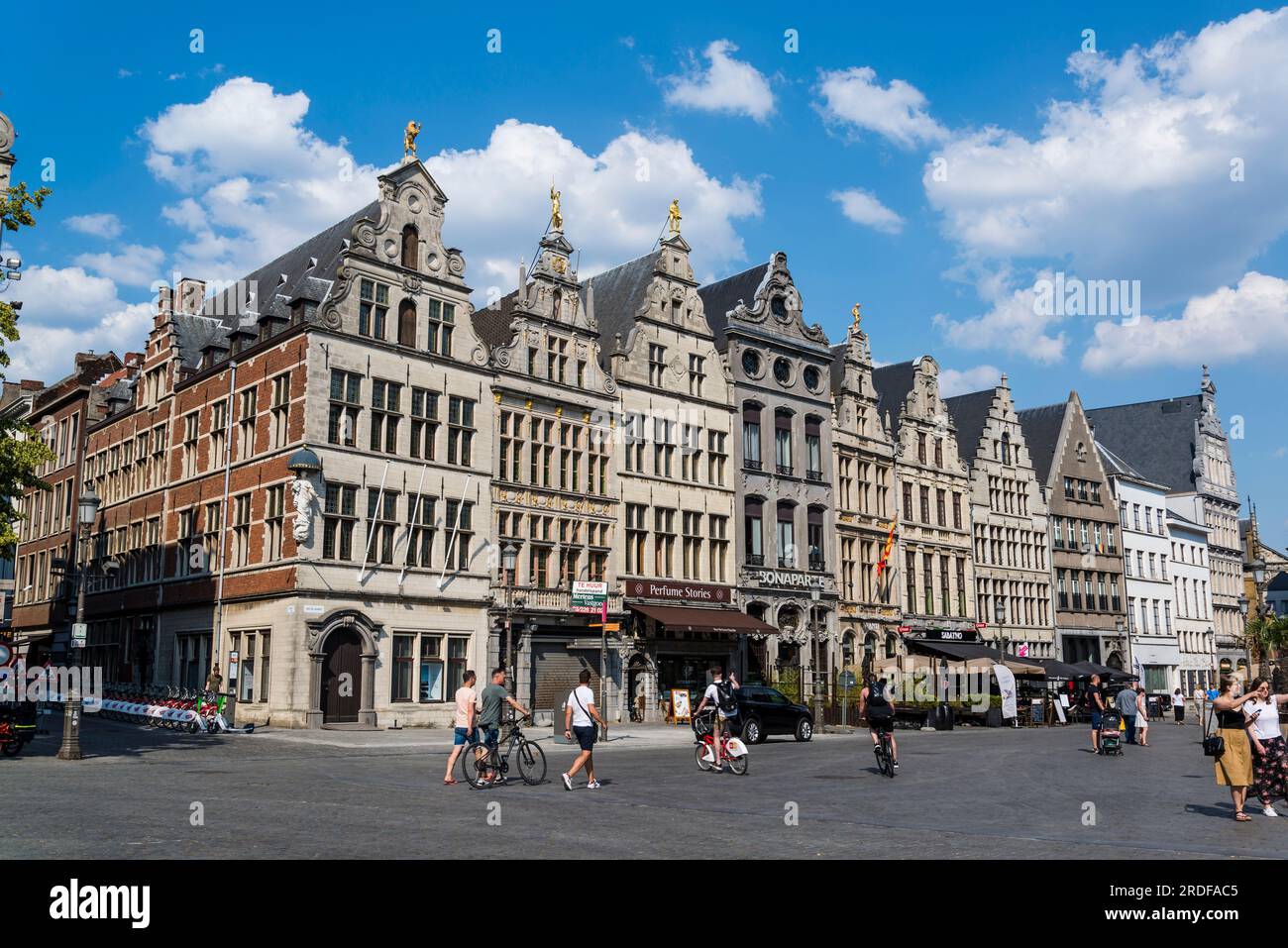 Anciennes maisons de guilde qui servaient à l'origine de siège aux guildes des 16e et 17e siècles de la ville. À la Grand place (Grote Markt), central sou Banque D'Images