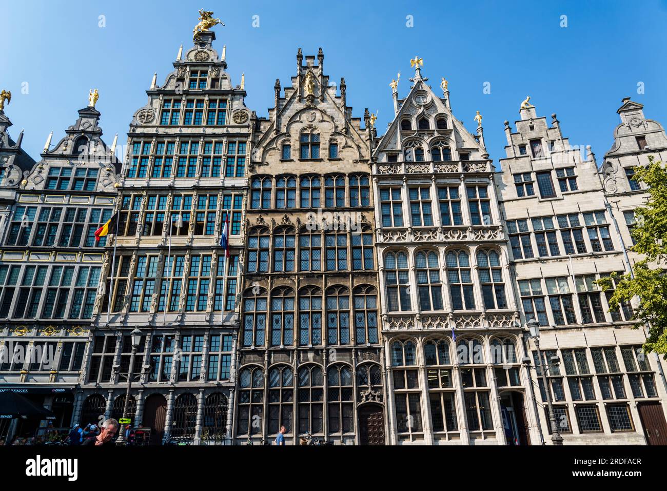 Anciennes maisons de guilde qui servaient à l'origine de siège aux guildes des 16e et 17e siècles de la ville. À la Grand place (Grote Markt), central sou Banque D'Images