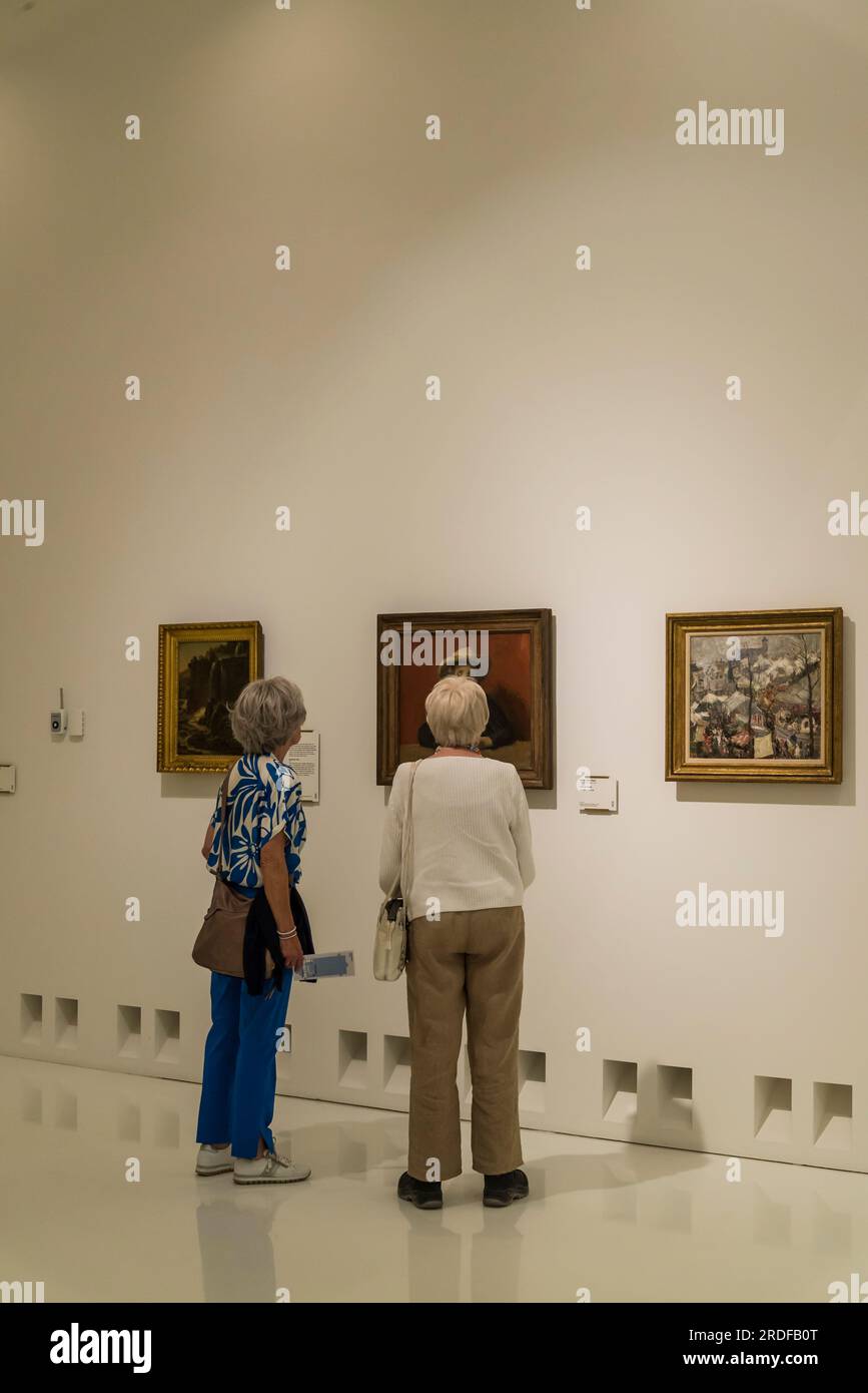 Personnes regardant un tableau, Musée royal des beaux-arts, Anvers, Belgique Banque D'Images