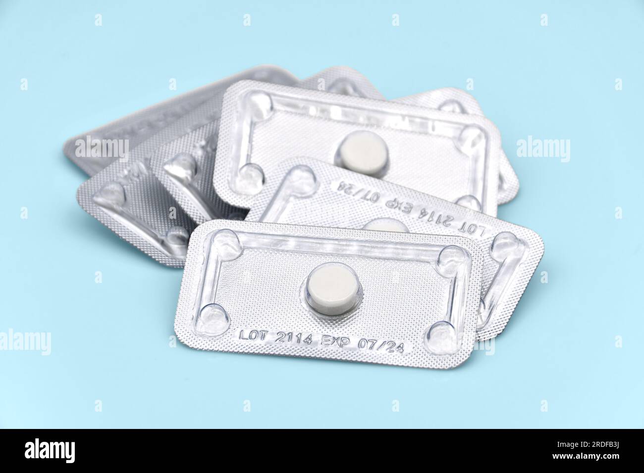 Un comprimé contraceptif d'urgence avec date de péremption isolé avec le chemin de coupure. Banque D'Images
