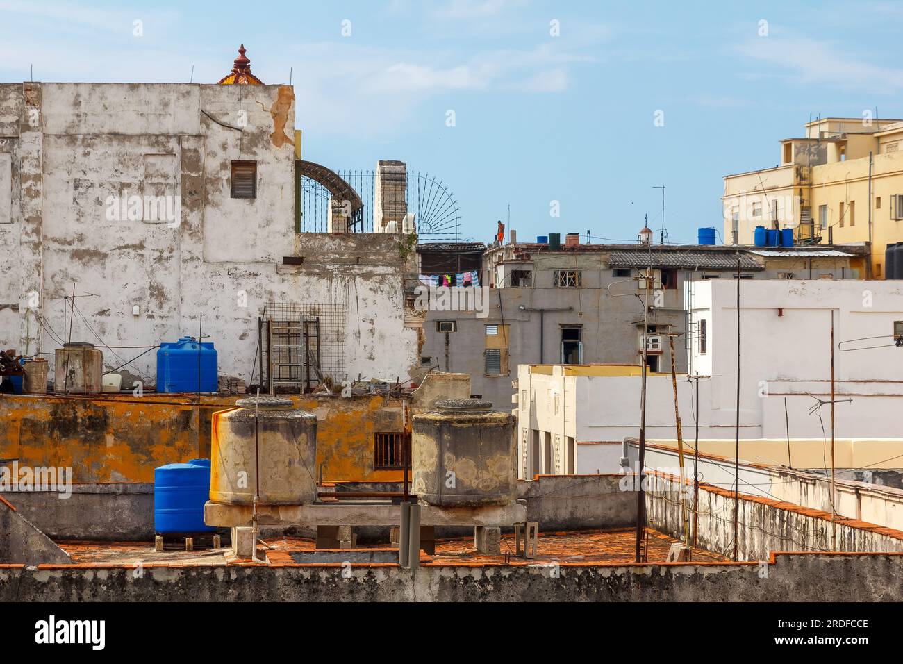 La Havane, Cuba - 27 mai 2023 : réservoirs de stockage d'eau sur le toit d'un bâtiment altéré. L'approvisionnement en eau est un problème forçant les résidents de la capitale ci Banque D'Images