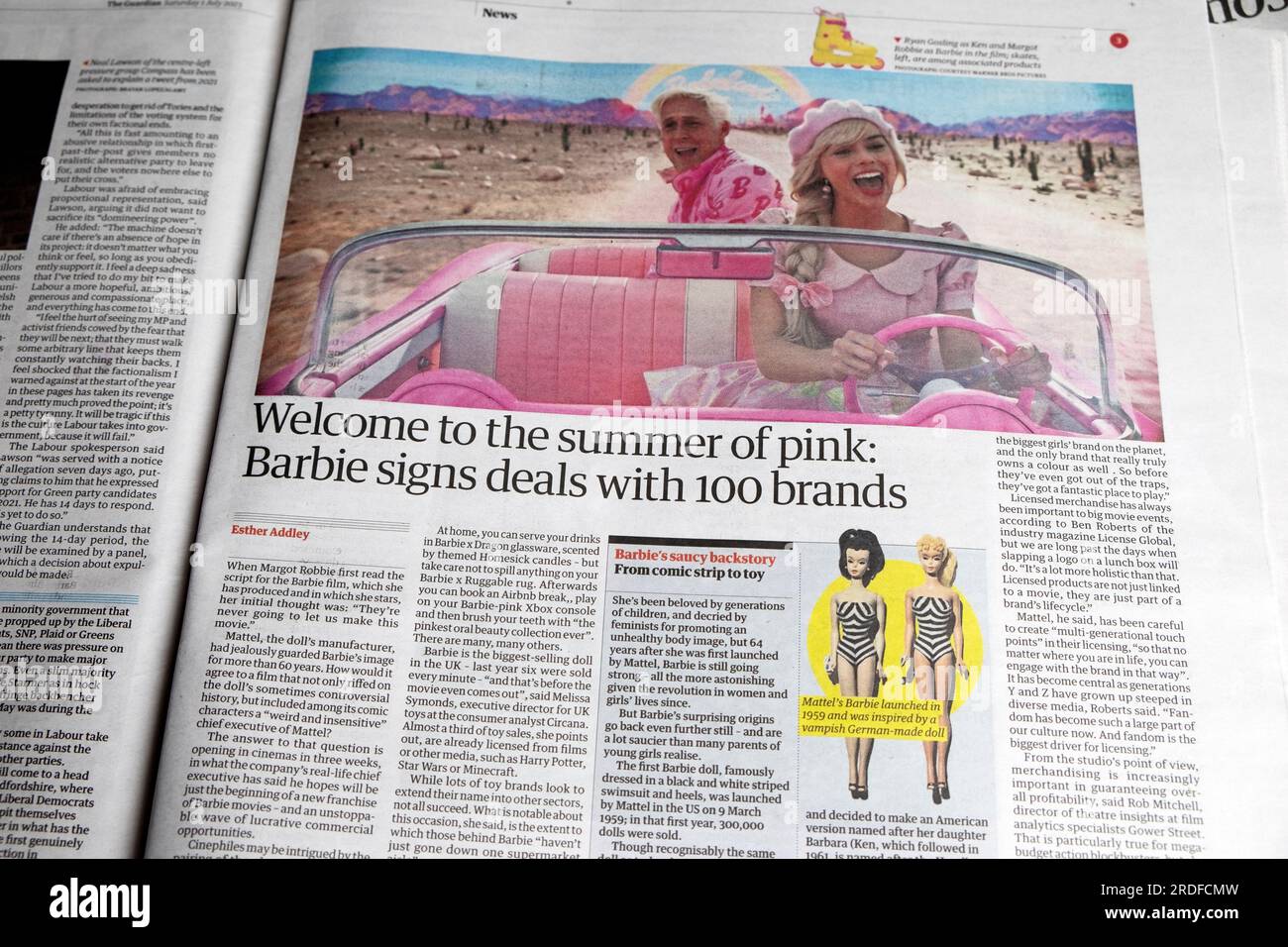 'Bienvenue à l'été de rose : Barbie signe des accords avec 100 marquess' journal Guardian titre du film américain article 1 juillet 2023 Londres Angleterre Royaume-Uni Banque D'Images
