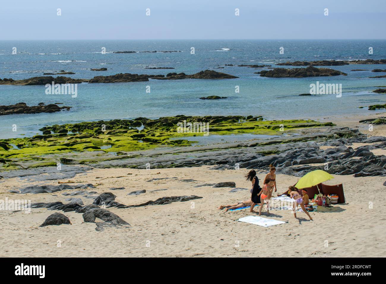 Praia Amorosa. Plage non développée soutenue par des dunes, avec du sable, des rochers et des piscines de marée avec la vie marine diversifiée. Environ 8 km S. de Viana do Castelo, Portugal. Banque D'Images