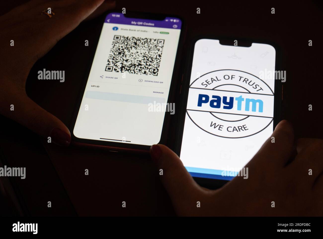 Sur cette photo, le logo Paytm et le code QR PhonePe sont affichés sur l'écran de téléphones portables à Guwanati, en Inde, le 19 juillet 2023. Banque D'Images