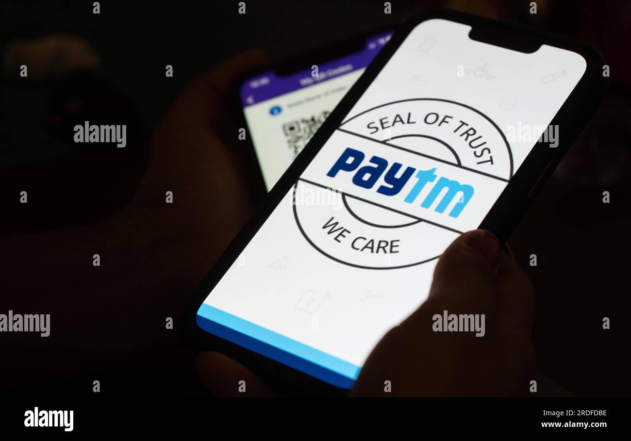 Sur cette photo, le logo Paytm et le code QR PhonePe sont affichés sur l'écran de téléphones portables à Guwanati, en Inde, le 19 juillet 2023. Banque D'Images
