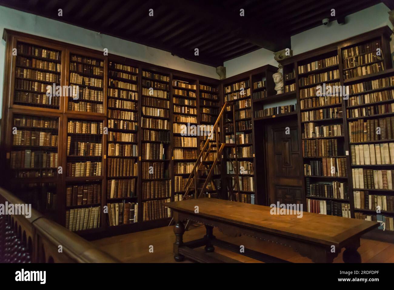 Ancienne bibliothèque du musée Plantin-Moretus incorporant l'histoire de l'imprimerie ainsi que l'atmosphère d'une vieille maison patricienne flamande Banque D'Images