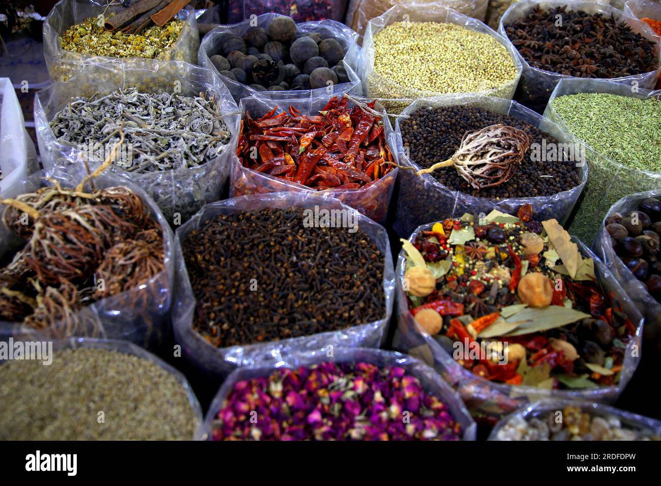 Stalle d'épices dans le souk Nizwa (piment, clous de girofle, anis, anis étoilé, bourgeons de rose) Banque D'Images