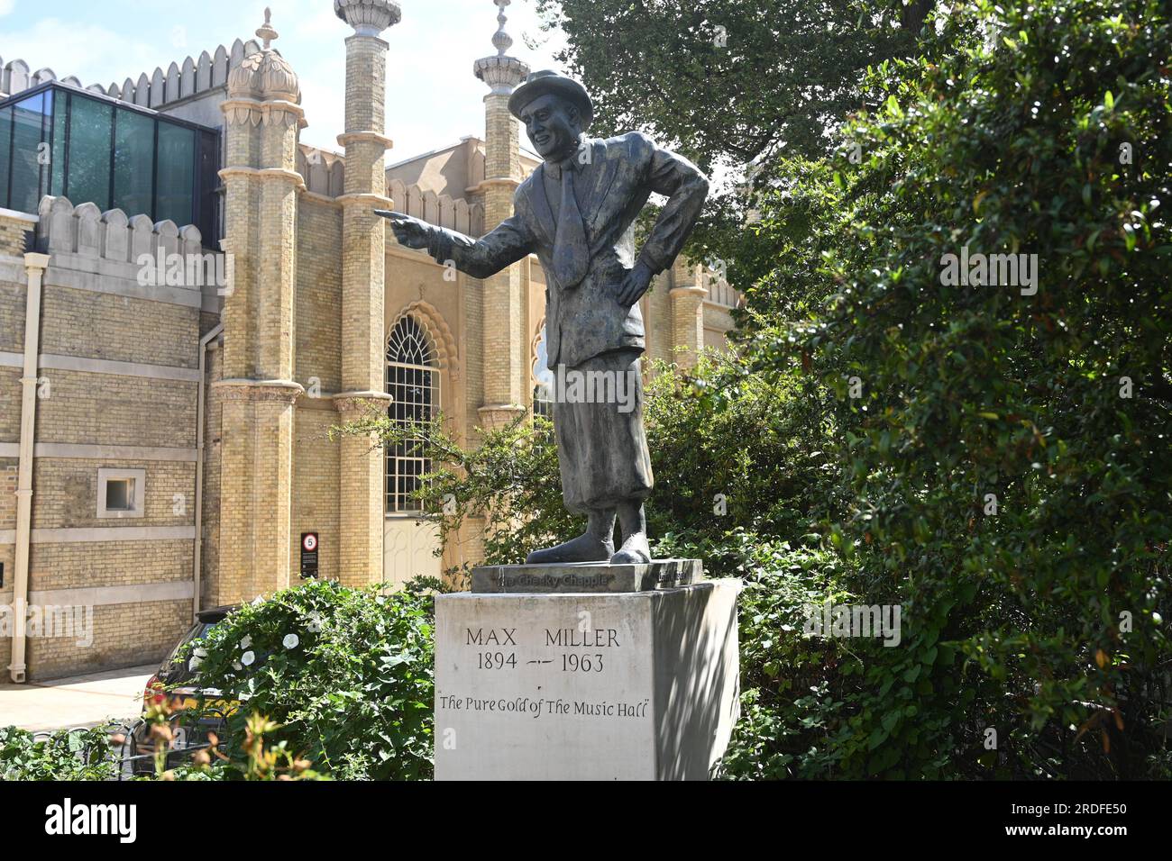 La statue Max Miller dans Pavilion Gardens , Brighton , Sussex , Angleterre Royaume-Uni . Max Miller, britannique, était un comédien de premier plan dans les années 1930, 1940 et 1950 Banque D'Images