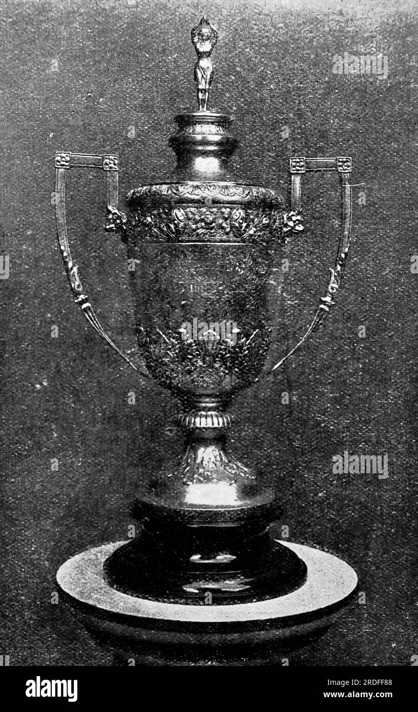 Le trophée d’argent « Morant » pour les dames amateurs d’Angleterre. Trophée de natation remis par MM. J. D. Morant et Co. De Palmerston Road, Southsea. Extrait d'une collection d'annonces imprimées et de photographies datées de 1908 concernant les régions de Southsea et Portsmouth dans le Hampshire, en Angleterre. Certains des originaux n'étaient guère plus que la taille d'instantané et la qualité était variable. Banque D'Images