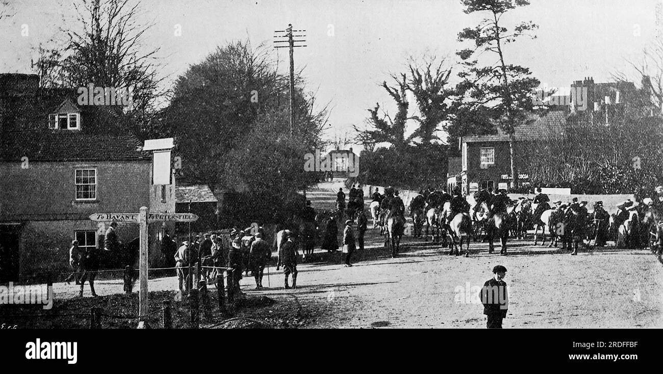 Réunion de la chasse Hambledon à Horndean. Extrait d'une collection d'annonces imprimées et de photographies datées de 1908 concernant les régions de Southsea et Portsmouth dans le Hampshire, en Angleterre. Certains des originaux n'étaient guère plus que la taille d'instantané et la qualité était variable. Banque D'Images