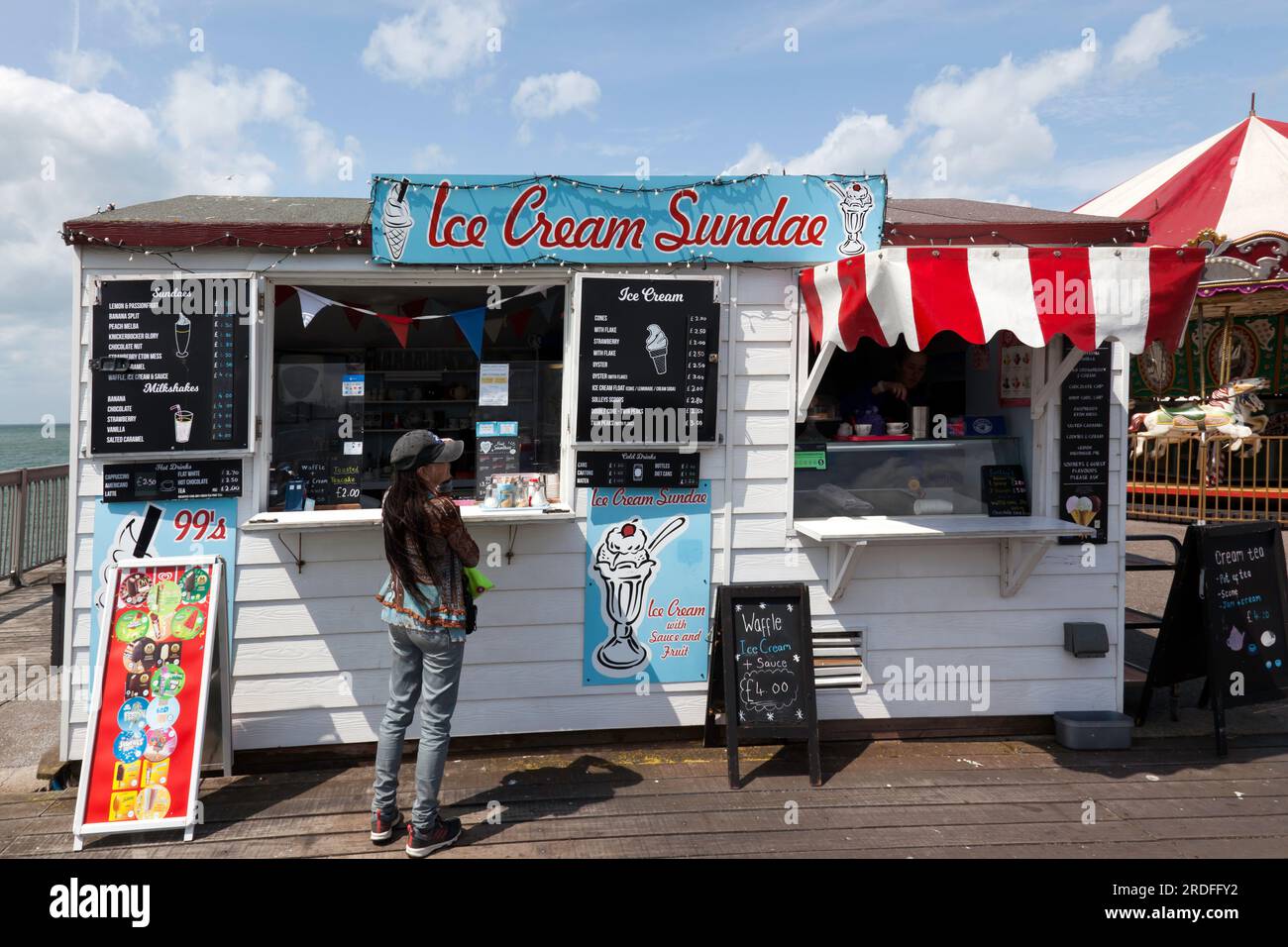 Dame achetant une glace, du Ice Cream Sunday Shop, sur Herne Bay Pier, Thanet, Kent Banque D'Images