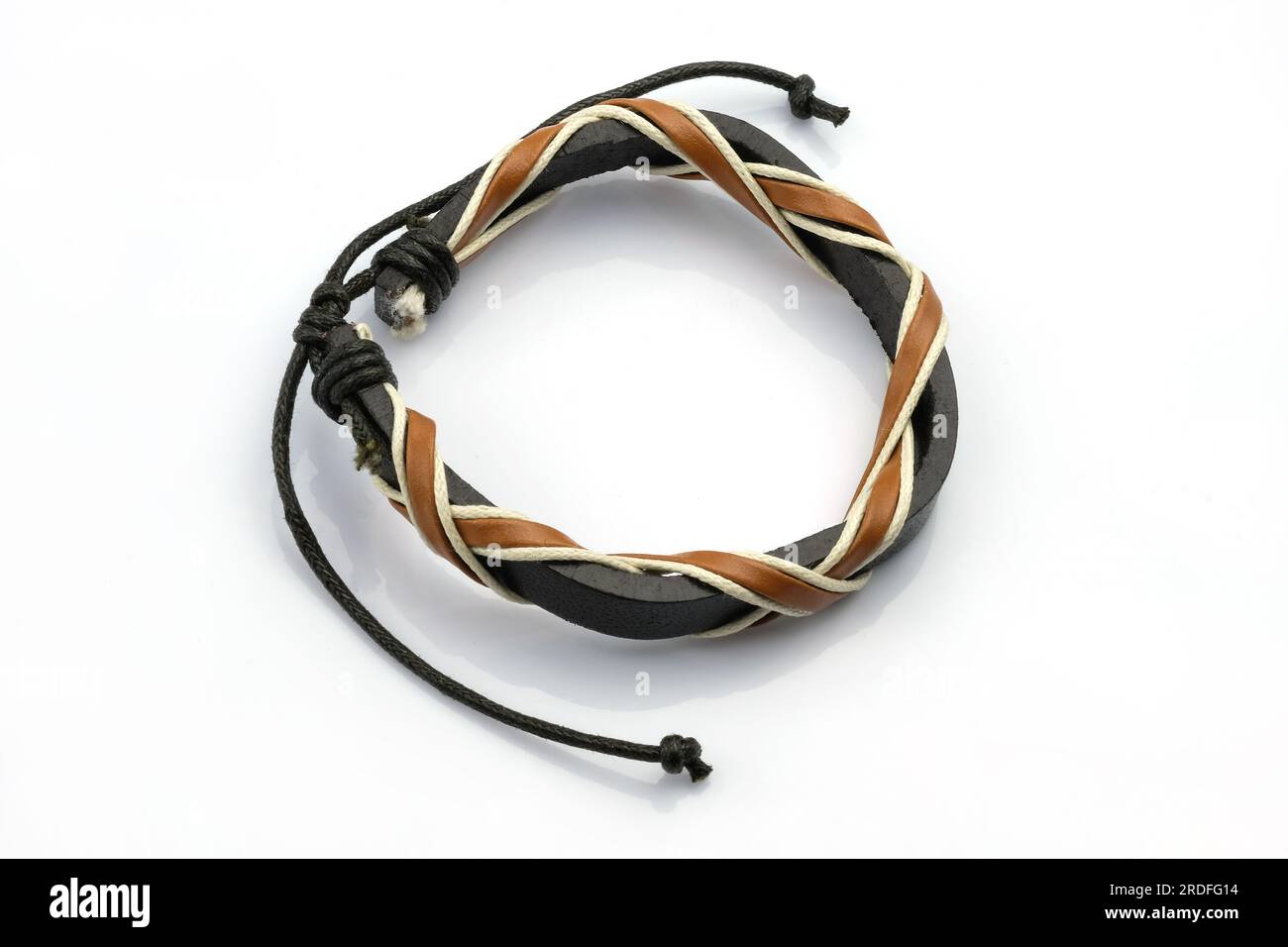 Bracelet en cuir noir et marron sur une main sur un fond blanc. Accessoires  en cuir, bracelet de bras. Bracelet de poignet en cuir et fil Photo Stock -  Alamy