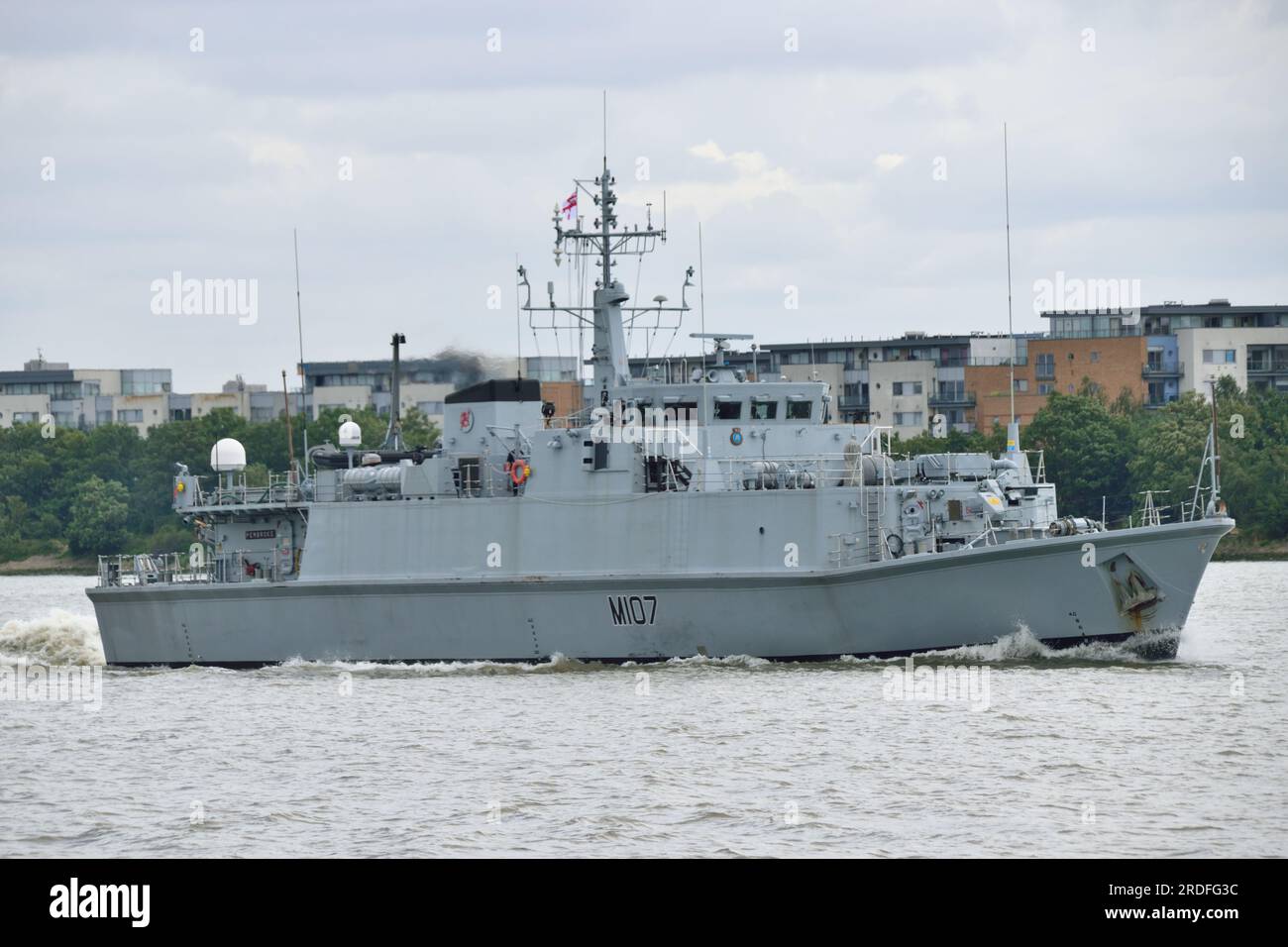 Dragueur de mines de la Royal Navy HMS Pembroke M107 sur la Tamise à Londres Banque D'Images