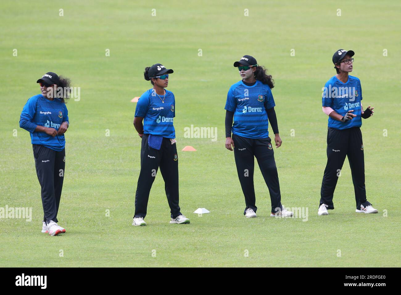 L'équipe nationale féminine de cricket du Bangladesh assiste à une séance d'entraînement avant son troisième et dernier match One Day International (ODI) contre l'Inde au Banque D'Images