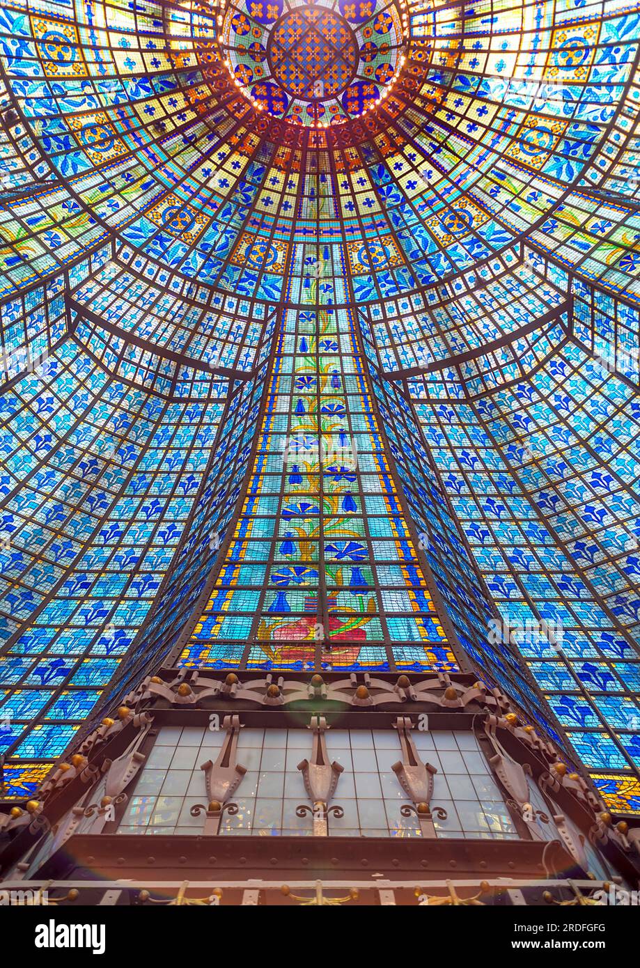 Détail du dôme de verre Art Nouveau dans le Kaufhasu Lafayette, construit en 1894, Paris, France Banque D'Images
