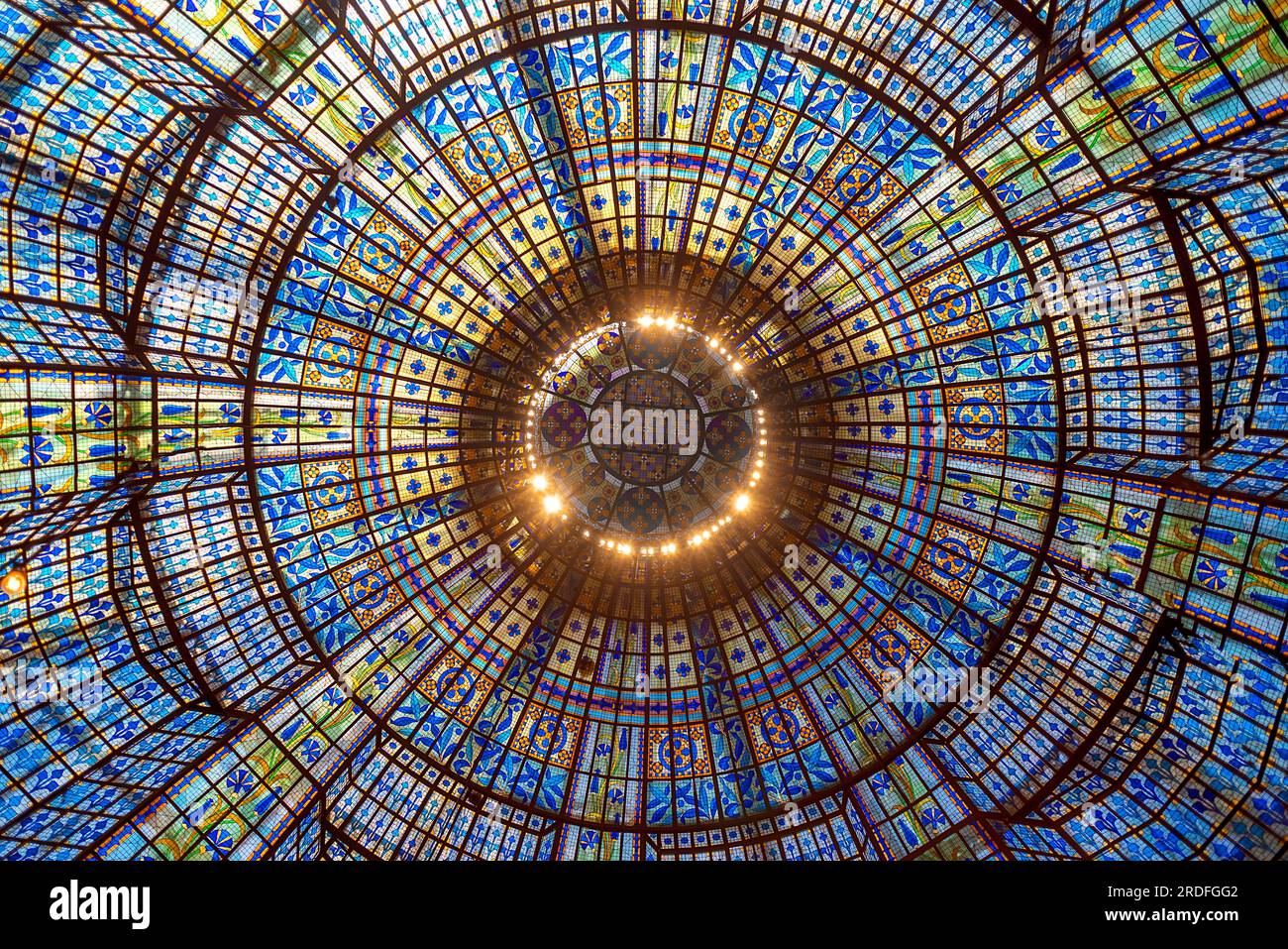 Dôme de verre Art Nouveau dans le Kaufhasu Lafayette, Paris, France Banque D'Images