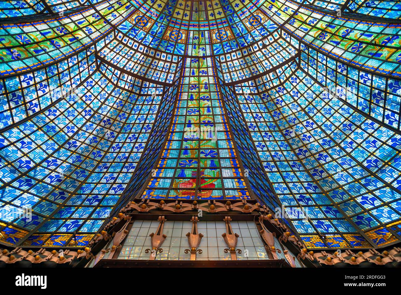 Détail du dôme de verre Art Nouveau dans le Kaufhasu Lafayette, construit en 1894, Paris, France Banque D'Images