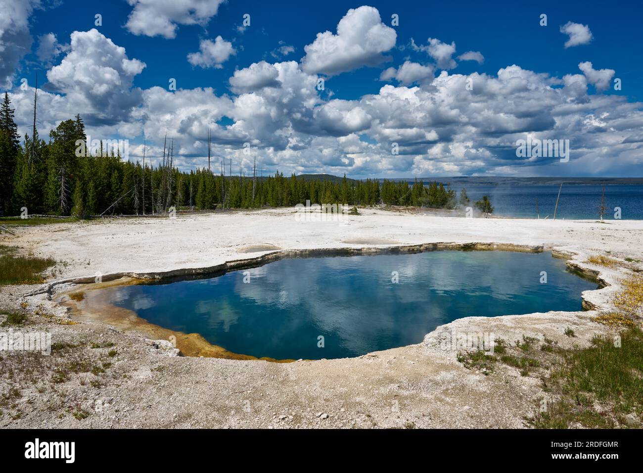 Abyss Pool at West Thumb Geyser Basin, Yellowstone National Park, Wyoming, États-Unis d'Amérique Banque D'Images