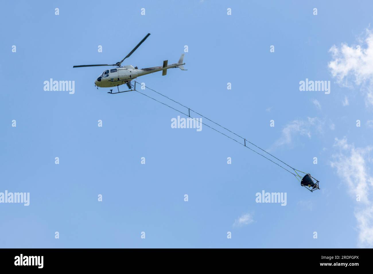 Hélicoptère, hélicoptère avec conteneur pour l'application d'un chaulage de protection des sols, chaulage forestier, Baden-Wuerttemberg, Allemagne Banque D'Images