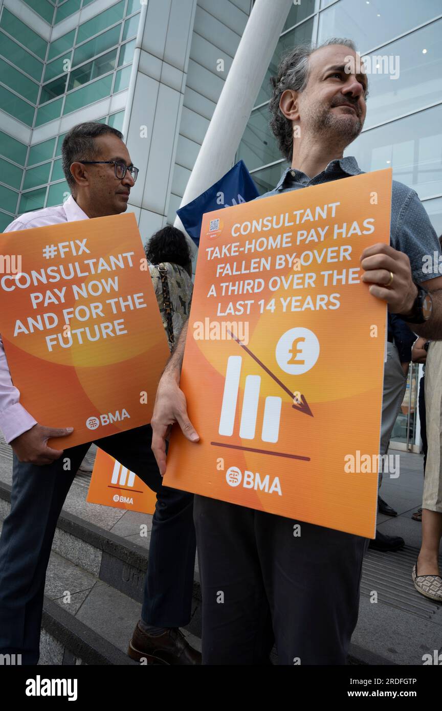 Le 21 juillet 2023 des consultants du NHS en grève pour un deuxième jour de piquet UCH (University College Hospital ) Banque D'Images