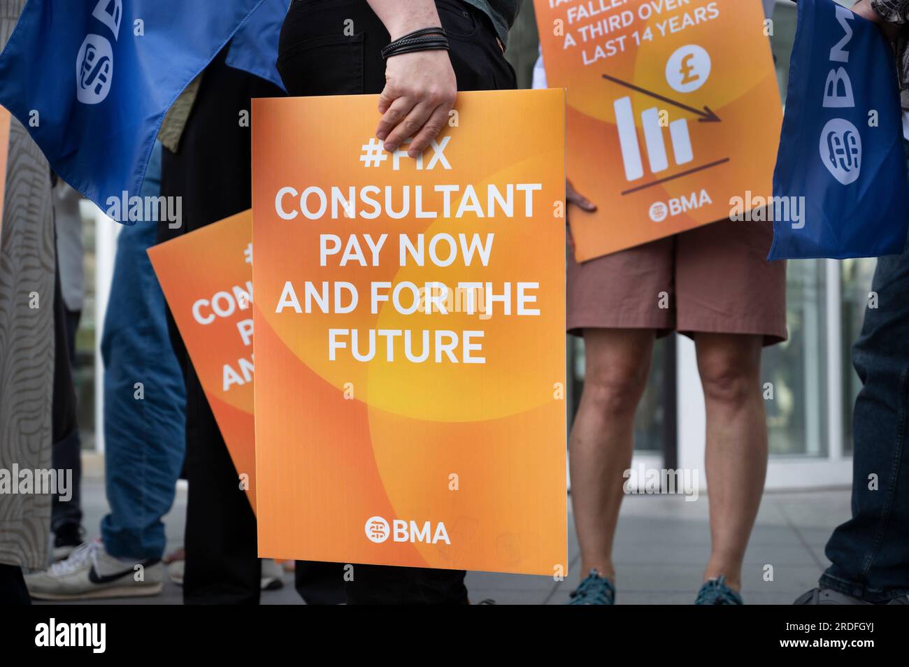 Le 21 juillet 2023 des consultants du NHS en grève pour un deuxième jour de piquet UCH (University College Hospital ) Banque D'Images