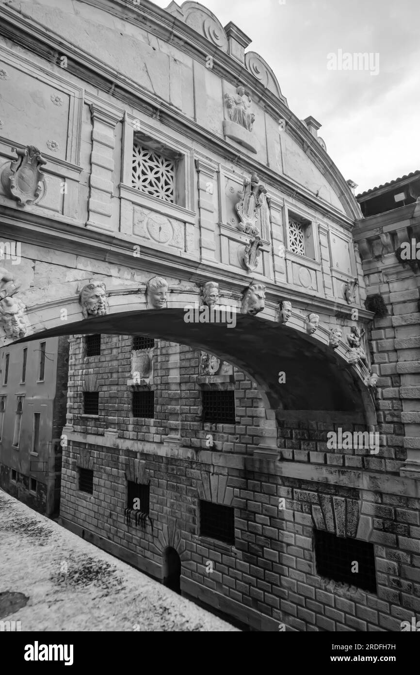 Venise, Italie - 27 avril 2019 : vue du Pont des Soupirs au Palais des Doges à Venise Italie en noir et blanc Banque D'Images
