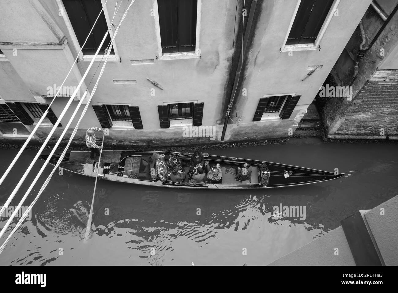 Venise, Italie - 27 avril 2019 : vue d'une gondole dans une petite chanel à Venise Italie vue d'en haut en noir et blanc Banque D'Images