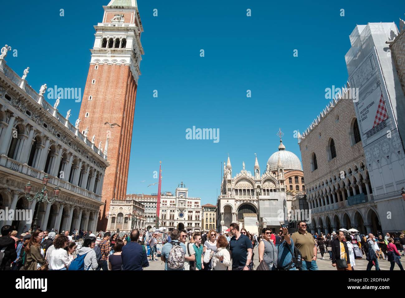 Venise, Italie - 27 avril 2019 : vue panoramique de la célèbre place Saint-Marc à Venise Italie par une journée ensoleillée Banque D'Images