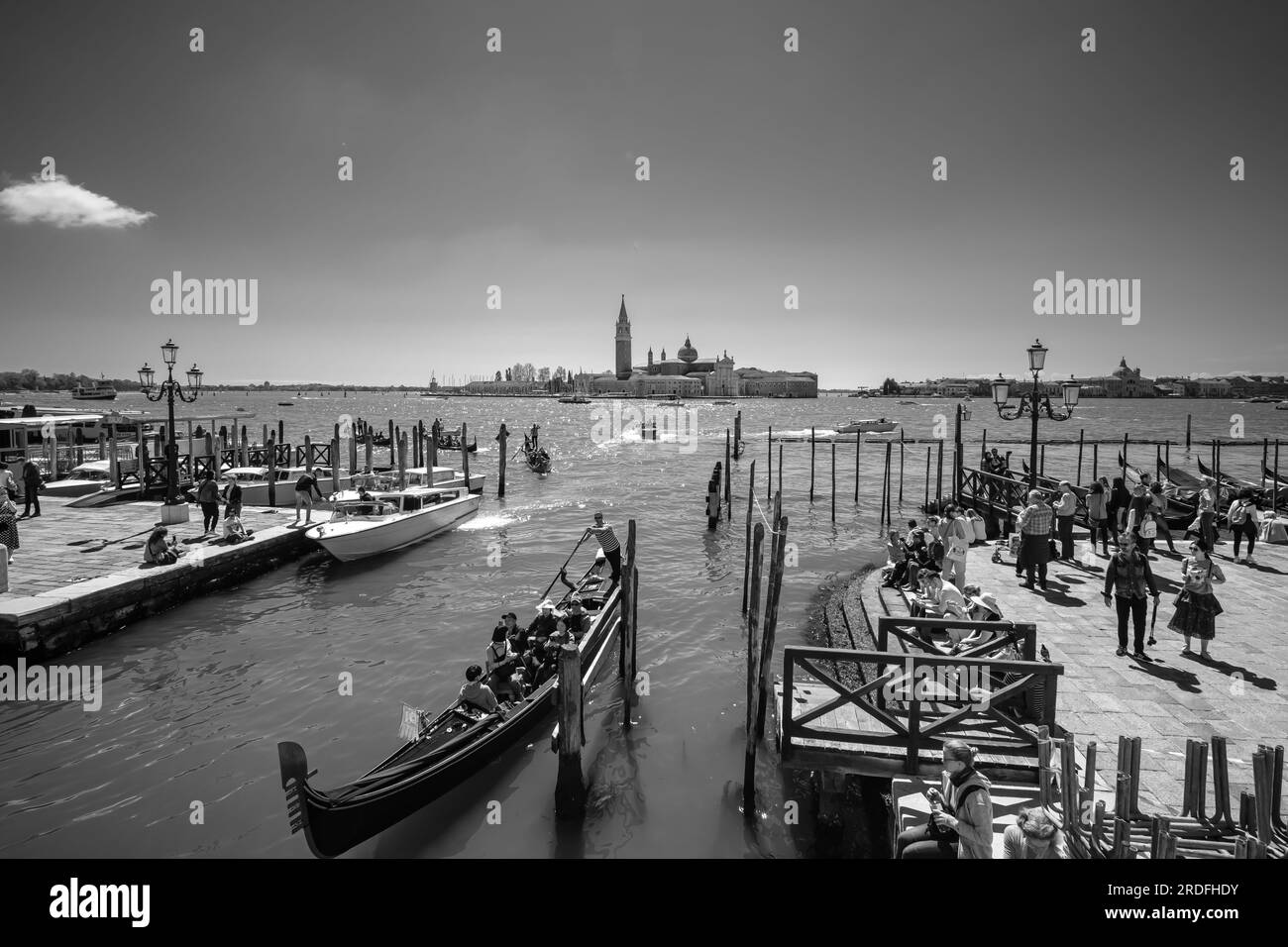 Venise, Italie - 27 avril 2019 : touristes à Venise Italie profiter d'une belle journée en noir et blanc Banque D'Images