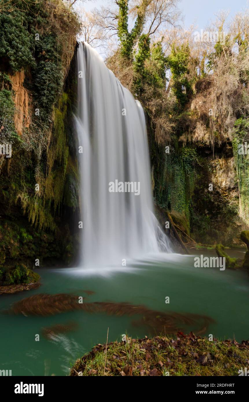 PHOTOGRAPHIE DE CASCADES DANS LE MONASTÈRE DE PIERRE À SARAGOSSE EN FÉVRIER 2023 Banque D'Images