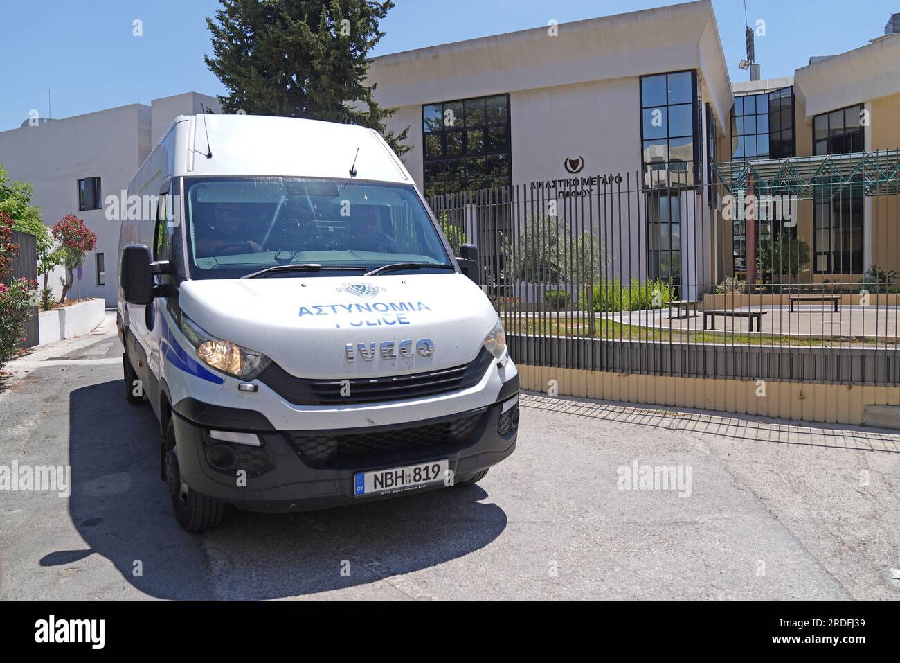 David Hunter est transporté du tribunal de district de Paphos à Chypre après avoir été reconnu coupable par des juges chypriotes de l'homicide involontaire coupable de son épouse Janice, malade en phase terminale, décédée d'asphyxie au domicile du couple près de Paphos, Chypre, en décembre 2021. Date de la photo : Vendredi 21 juillet 2023. Banque D'Images